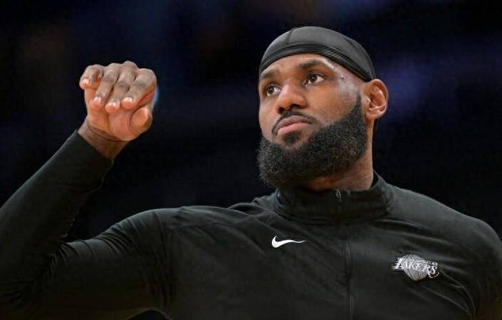 詹姆斯：我曾警告我的财务顾问 如果他敢偷我的钱他一定不会好过