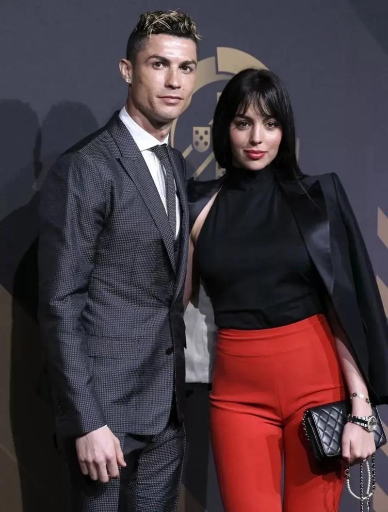 你给打几分？乔治娜社媒晒C罗新发型