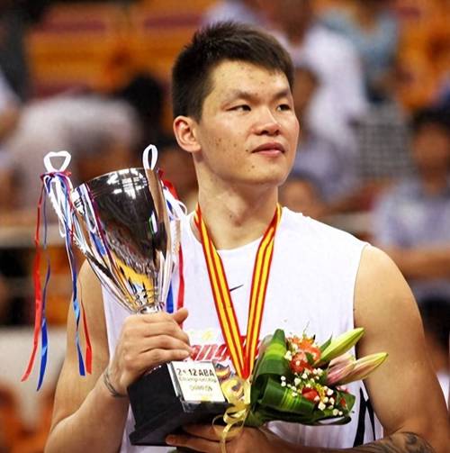 路人：你是不是打拳很厉害&一个打十个？朱芳雨：不好意思 认错了