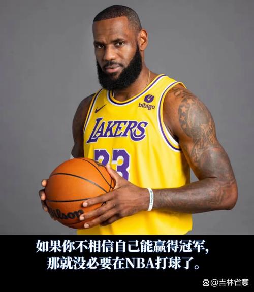 记者：詹姆斯在替补席上坐立不安 他向空中抛球暂停时还起来运球