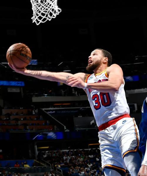 信手拈来！库里推反击被提前犯规 超远三分随手一扔钻入网窝