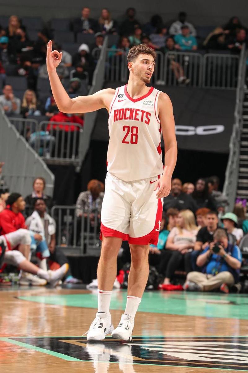 详细阅读:火箭众将入场穿搭:KD经典穿搭万年不变 申京一身奢潮运动服 火箭众将入场穿搭:KD经典穿搭万年不变 申京一身奢潮运动服