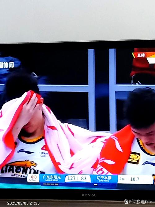 没人性啊😂大学球员抽筋 结果被队医“拉猪般”拽出场