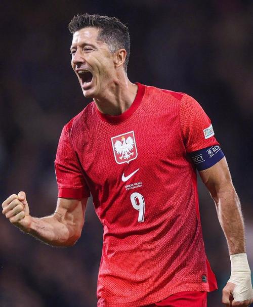 莱万争抢时受伤，但仍暂时坚持比赛