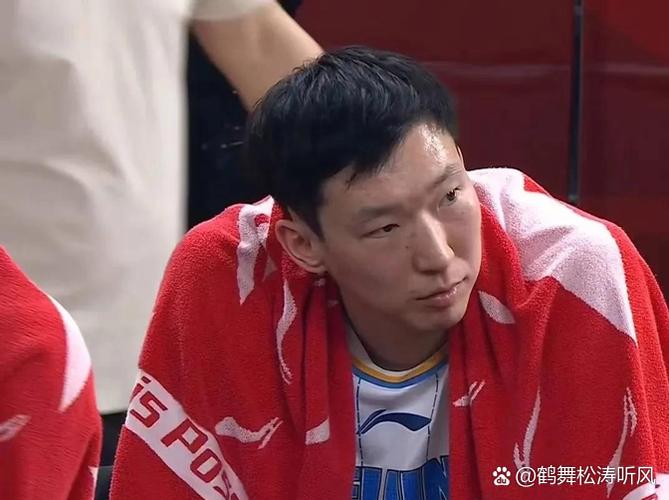 周琦张镇麟训练后留在场上商讨技战术