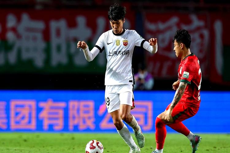 足球报：海港有意引进杨希 徐彬大概率留洋但不确定因素颇多