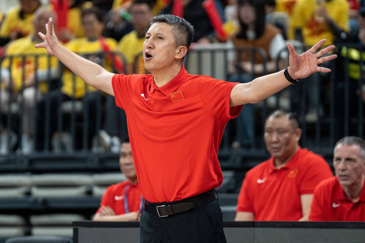 中国男篮在外线失准 只能依靠内线的强攻去得分 也没有限制李贤重