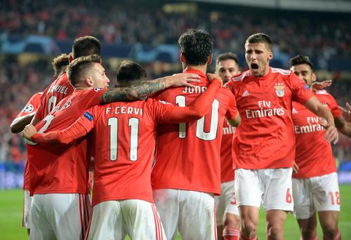 阿贾克斯、荷兰足协官方：将追查燃放烟花者，对其处以处罚措施